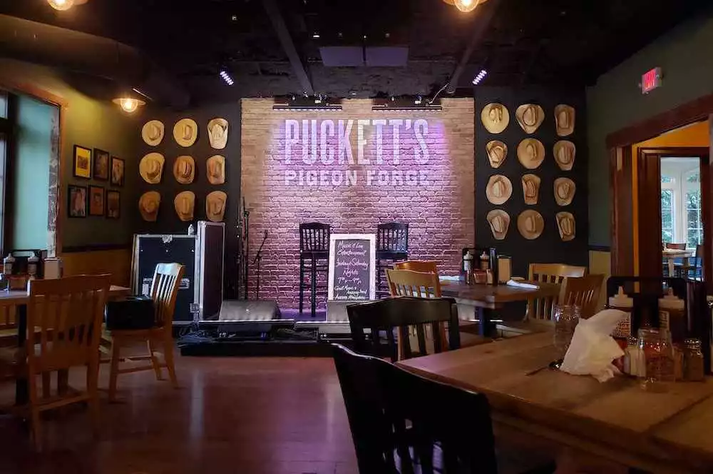 puckett's live music stage