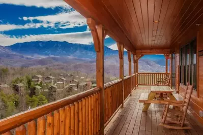 bear splash adventure gatlinburg cabin with a mountain view