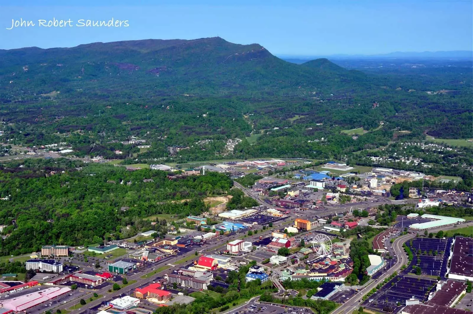 Parkway lined with shops in Pigeon Forge