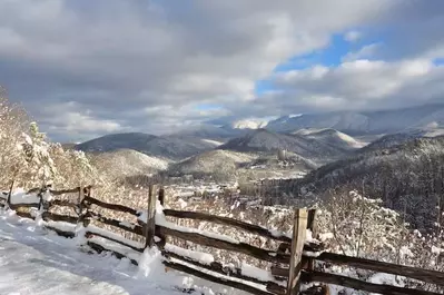 Stunning photo of the mountains in Gatlinburg covered in snow.