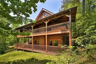 Country Lodge- 3 bedroom, 3 bath cabin in Galtinburg, TN