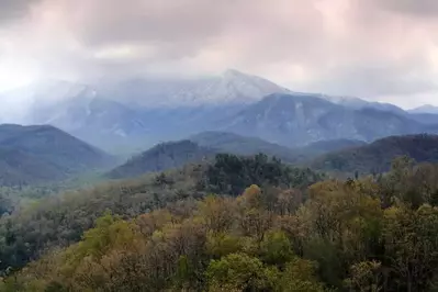 Snow on top of the moutnains