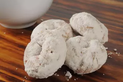 Mini donuts with white powder