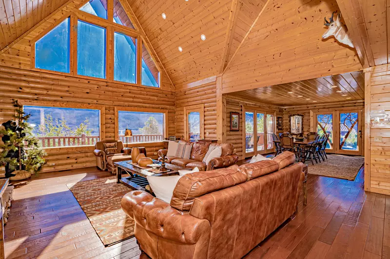 Smoky Peak Lodge