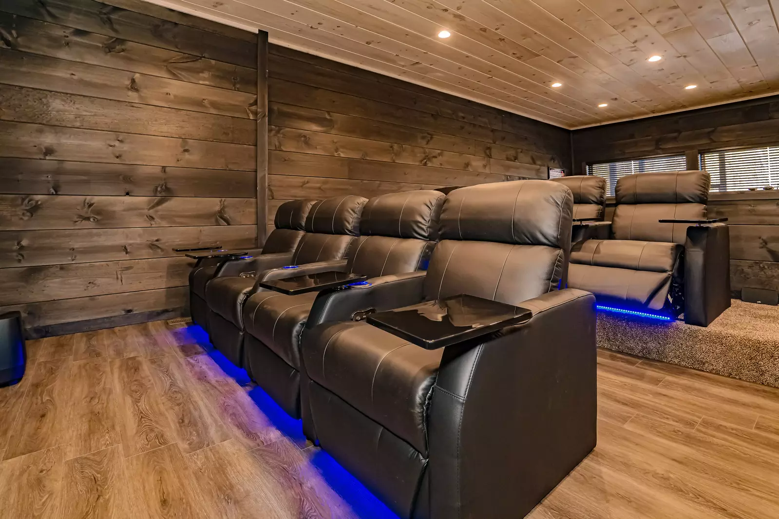 cabins-with-home-theater-rooms