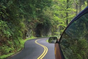 family driving Wears Valley Rd. em Pigeon Forge TN 